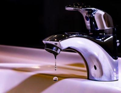 Si tiene una fuga de agua, es importante abordarla lo antes posible para evitar daños mayores y costos adicionales. Jos Speetjens/Unsplash