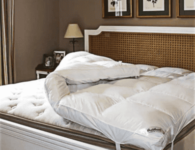 El pillow top o almohada superior es una parte de la cama que va debajo del colchón y se sujeta con unos elásticos para aumentar su volumen y suavidad. PINTEREST/ catranblog.com