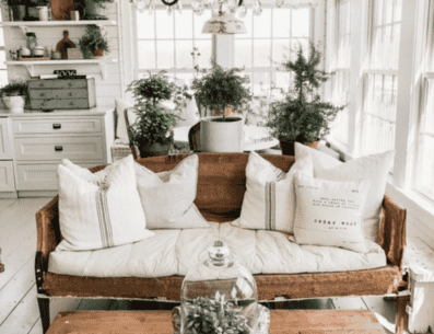 Los jarrones con flores y plantas son piezas clave para definir el ambiente campestre de la decoración shabby chic. PINTEREST/ Liz Marie