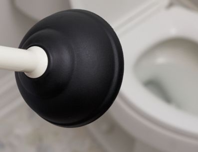 El destapacaños es la herramienta más común en los baños de las casas, siempre resuelve los problemas de primera mano. Drano