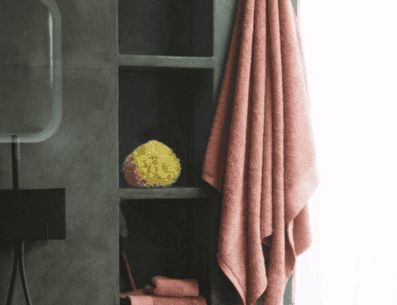 El brillo característico del algodón egipcio también es responsable de toallas de baño con gran atractivo visual, haciendo de la decoración del baño se vuelva más armónica y sofisticada. PINTEREST/ Textura Interiors