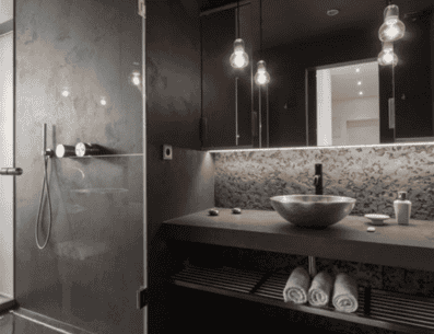 Decorar con el color negro tu baño es una forma de sorprender a todos con tu buen gusto y creatividad. PINTEREST/ Viva Decora