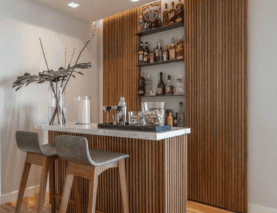 El home bar está ganando cada vez más importancia en los hogares de América Latina, funcionando como un espacio práctico y funcional. PINTEREST/ Decoholic