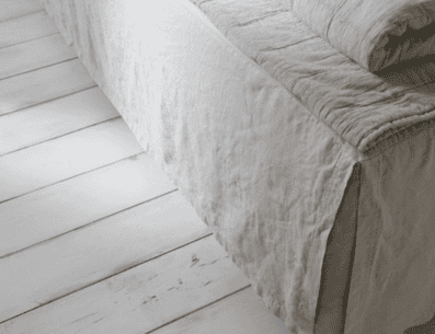 Si quieres tener un dormitorio de ensueño, recuerda que es importante invertir en accesorios para la cama. PINTEREST/ Nova Vintage Deco