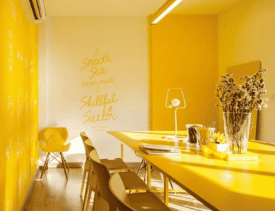 El amarillo, en sus diferentes tonalidades, representa riqueza, poder y está intrínsecamente relacionado con el oro. PINTEREST/ Lokoloko