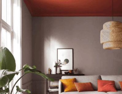 Una opción para apostar por el techo de color es dejar que el color se desborde sobre una parte de la pared; esta es una técnica interesante para casas con techos muy altos. PINTEREST/ Casa.com.br