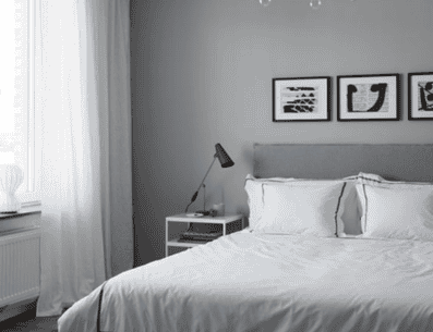 Los objetos decorativos para la habitación gris y blanca también pueden tener estampados y colores más creativos que la hacen más elegante. PINTEREST/ Michelle Halford