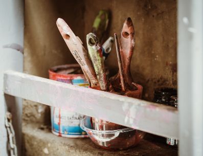 Siguiendo estos consejos y trucos, puedes lograr un resultado espectacular al pintar tu casa nueva. Gabriella Clare Marino/Unsplash