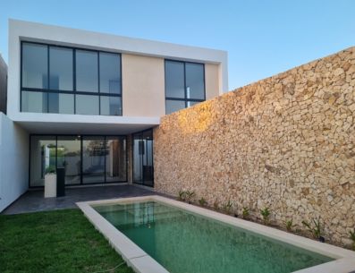 Vivir en una vivienda con doble altura puede ser una experiencia única que brinda un ambiente amplio y luminoso.