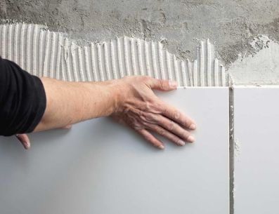 Si estás buscando darle un cambio a tu baño, cambiar el muro puede ser una gran opción. Especial