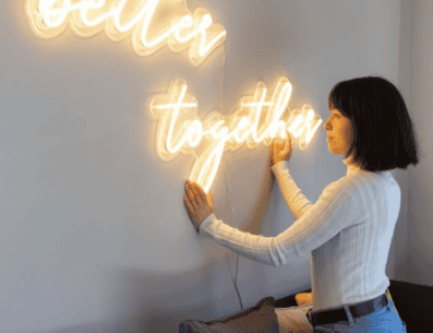 Las luces de neón así como otros objetos en tonos fosforescentes se pueden explorar de muchas maneras en la decoración, solo debes de escoger la manera que más te guste para ponerlo en acción en los rincones de tu hogar. PINTEREST/ Neon Signs
