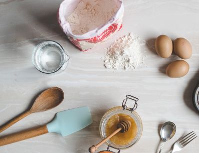 Recuerda que la repostería es un arte y los utensilios son las herramientas que nos ayudan a crear obras maestras. CalumLewis/Unsplash