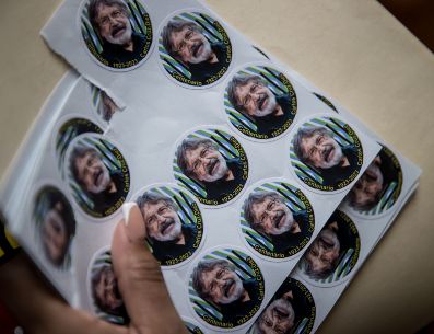 Stickers con el rostro del artista venezolano de Carlos Cruz-Díez, durante una exposición por el centenario de su nacimiento, en Caracas (Venezuela). EFE/ Miguel Gutierrez