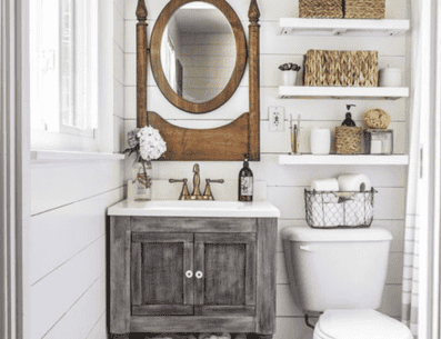 El baño es uno de los espacios del hogar que todos utilizan, y por tanto, también el que más desorganizado puede llegar a estar si no practicamos dinámicas para tener todo en su lugar. PINTEREST/ Hayley-Justine