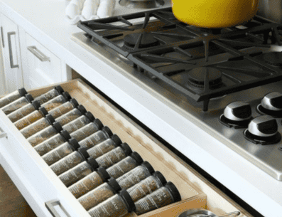 La cocina es uno de los espacios del hogar que más tienden a ensuciarse y desorganizarse, por lo que tener unos consejos prácticos para mantener todo bajo control nunca están de más. PINTEREST/ OkChicas