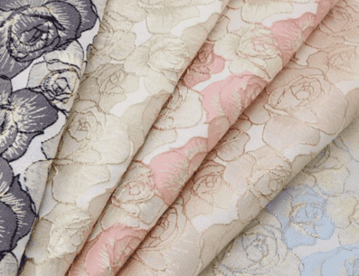 El tejido jacquard pretende dar la impresión de que el pespunte fue bordado, tiene detalles en seda de colores y relieves bordados en plata u oro. PINTEREST/ Etsy