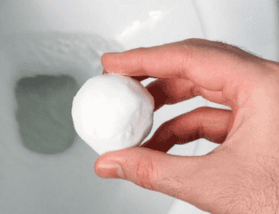 Las pastillas de cloro son productos químicos sólidos fabricados para liberar gradualmente cloro en el agua con el propósito de desinfectar y mantener la calidad del agua en piscinas, spas y otros cuerpos de agua, como sanitarios y lavaderos. PINTEREST/ Cocina Vital