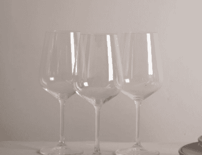 Las copas de cristal se hacen en muchas formas y tamaños, y cada uno diseñado para resaltar las cualidades específicas de diferentes tipos de bebidas. PINTEREST/ Bamba Deco
