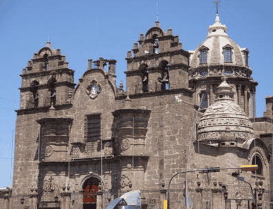 La parroquia del Santuario de Nuestra Señora de Guadalupe se encuentra ubicada en el centro histórico de Guadalajara, lo cual la convierte en un punto focal importante en la ciudad y en un sitio de encuentro para los lugareños y visitantes. PINTEREST