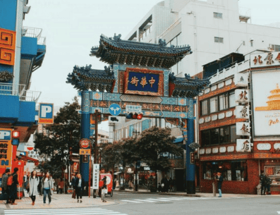 Un ejemplo característico de la planificación urbana visible en Tokio es la construcción de grandes bloques de casas o edificios altos en primera línea de terrenos residenciales, de tal manera que estos colosos rodean a otras casas más bajas, sirviendo de "pared" para impedir la entrada o la salida de las llamas a otros bloques en caso de incendios. PINTEREST/ blog.japanwondertravel.com