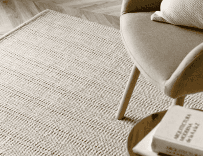 Las alfombras son capaces de proteger el suelo subyacente de daños y desgaste, lo cual puede ser útil en áreas de alto tráfico. PINTEREST/ Kenay Home