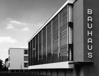Considerada una de las principales precursoras del modernismo en lo que a arquitectura, diseño y artes visuales se refiere, la Bauhaus fue la primera escuela de diseño del mundo y sumamente importante para el desarrollo de este arte aplicado. PINTEREST/ Paaoovera