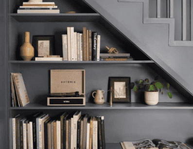 Decorar debajo de las escaleras maximiza el uso del espacio y añade estilo a tu hogar. Además, transformar este espacio a menudo infrautilizado puede añadir un toque único a tu decoración. PINTEREST