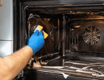 Hay electrodomésticos que tienen un modo de autolimpieza, así que consulta el manual para saber cuál es la mejor forma de limpiarlo por dentro y por fuera, pero si tu horno no lo trae, este artículo es garantía para ti. PINTEREST/ hogarmania