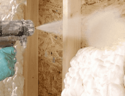 En algunas regiones con climas fríos y lluviosos, la espuma expansiva puede llegar a retener la humedad; en estas condiciones, considera reemplazarlo con otra cosa, como concreto. PINTEREST/ Master House Manutenção e Reformas