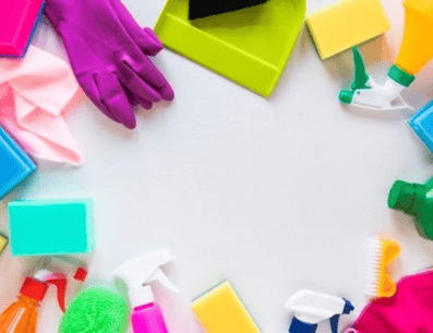 Las personas que tienen una vida muy ocupada y muchas veces no cuentan con suficiente tiempo para dedicarse a una limpieza más profunda deberían optar por productos multiusos, que son productos muy versátiles. PINTEREST/ Freepik
