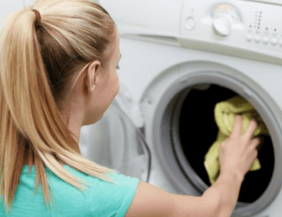Si luego de aplicar estos pasos el problema persiste, llama a un técnico: él retirará el tambor y realizará una limpieza más profunda del interior de tu máquina.PINTEREST/ Mamá Sabe de Todo