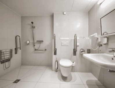 Antes de dar inicio a la construcción de un baño accesible, debes saber que las normas definen algunos elementos obligatorios para poder garantizar la seguridad de las personas durante su uso. PINTEREST/ Lame Black Lamb