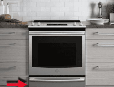 El principal uso de este cajón debajo del horno de tu estufa lo puedes usar es para guardar los alimentos que recién acabas de hornear. PINTEREST/ Best Buy