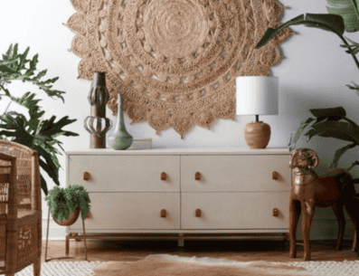 Al optar por elementos decorativos como las alfombras Kilim, lámparas marroquíes, cojines decorativos y muebles de madera reutilizadas, puedes sumar un toque místico a tu hogar que evoca una sensación de aventura, espiritualidad y libertad. PINTEREST/ Ariyona Interior