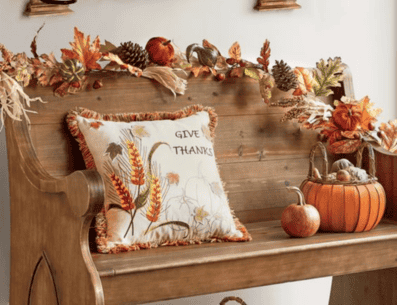 Para la decoración de otoño es importante invertir en los objetos que componen las habitaciones; alfombras, cojines, jarrones y velas aromáticas son sólo algunas alternativas asequibles que aportan un extra de encanto a la decoración. PINTEREST/ Country Door