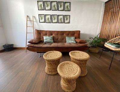 El piso de vinilo autoadherible es una excelente opción para quienes buscan una instalación fácil y rápida, durabilidad y bajo mantenimiento.