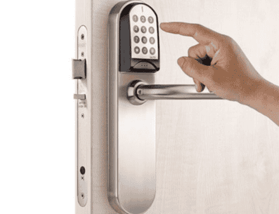 La cerradura electrónica cuenta con un bloqueo automático, lo cual significa que bloquea la puerta tan pronto como se cierra. PINTEREST/ i-sai.net