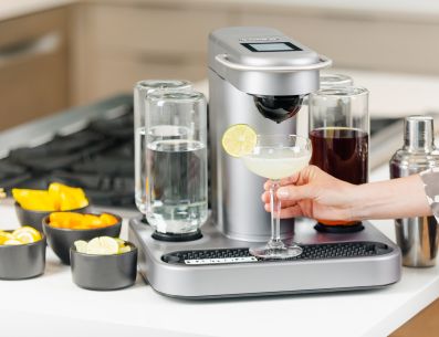 Solo tienes que colocar las cápsulas en su lugar correspondiente, seleccionar el cóctel que quieres y esperar unos segundos a que la máquina haga su trabajo. Especial