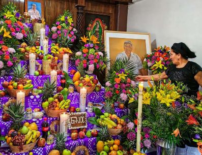 Utiliza los colores y elementos tradicionales para hacer la decoración, y no temas experimentar con diferentes estilos y temáticas. El Universal.