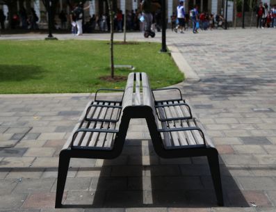 En muchos lugares, los bancos públicos han sido equipados con reposabrazos para evitar que las personas sin hogar puedan descansar o dormir en ellos.