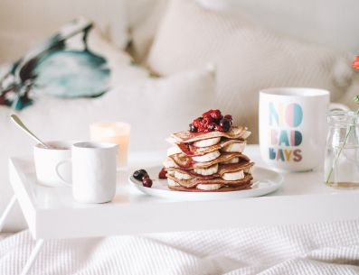 Las mesas para desayunar en la cama vienen en una amplia variedad de estilos y tipos. Unplash
