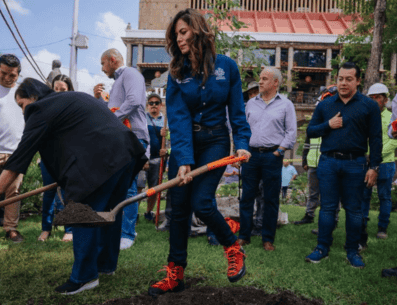 La alcaldesa Verónica Delgadillo encabezó el arranque del programa con mil 700 árboles que serán plantados en zonas donde se retirará el concreto en el Centro. FACEBOOK / Gobierno de Guadalajara