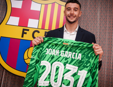 Tras firmar el contrato y realizar sus primeras declaraciones como jugador del primer equipo azulgrana, el guardameta catalán se ha acercado a los aficionados. EFE/FC Barcelona/German Parga