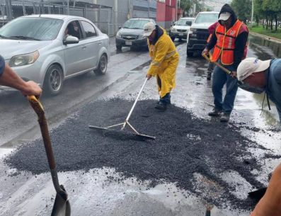 Se aplican hasta 20 toneladas diarias de mezcla asfáltica para atender zonas prioritarias. ESPECIAL/Gobierno de Tlajomulco