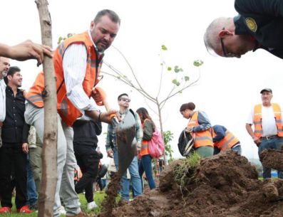 Durante el evento, el rector del CUTlajo agradeció la colaboración institucional y resaltó el valor simbólico y práctico de la reforestación en un espacio universitario. ESPECIAL/Gobierno de Tlajomulco