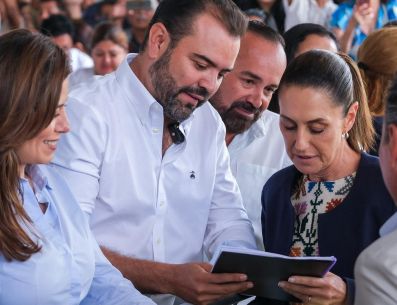 Gerardo Quirino entregó a la presidenta Claudia Sheinbaum el Plan de Recuperación de Vivienda de Tlajomulco. ESPECIAL/Gobierno de Tlajomulco