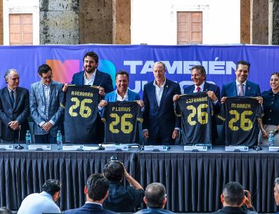 En la presentación estuvieron el gobernador de Jalisco Pablo Lemus; el propietario de Chivas, Amaury Vergara; el alcalde de Zapopan, Juan José Frangie; Duilio Davino, Director Deportivo de la Selección Mexicana; junto a Ivar Sisniega, presidente ejecutivo de la FMF. EL INFORMADOR / A. Navarro