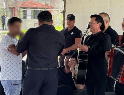 La agrupación invitó a los jóvenes del CAIJEJ a que, durante su proceso, aprovechen la red de apoyo de sus familiares y amigos. ESPECIAL/Secretaría de Seguridad del Estado