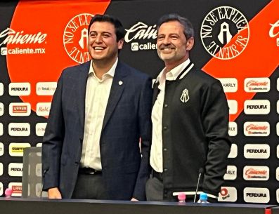 Aníbal Fájer, presidente de Atlas, junto a Diego Cocca, en el inicio de una nueva etapa del entrenador argentino con el conjunto tapatío. EL INFORMADOR / F. Ramírez