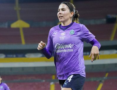 ALICIA CERVATES. Cuando Chivas enfrenta a sus rivales históricos, Atlas y América, la camiseta número "24" brilla con luz propia. IMAGO7